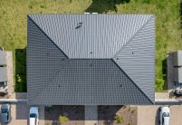 Dachziegel mit J11v in altschwarz auf Walmdach - Referenz von Jacobi - aus der Vogelperspektive