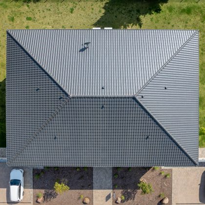 Dachziegel mit J11v in altschwarz auf Walmdach - Referenz von Jacobi - aus der Vogelperspektive