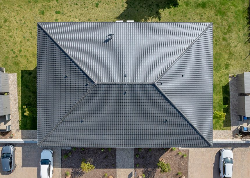 Dachziegel mit J11v in altschwarz auf Walmdach - Referenz von Jacobi - aus der Vogelperspektive