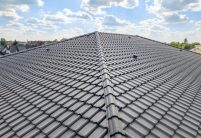 Dachziegel mit J11v in altschwarz auf Walmdach - Referenz von Jacobi - mit Details vom Grat