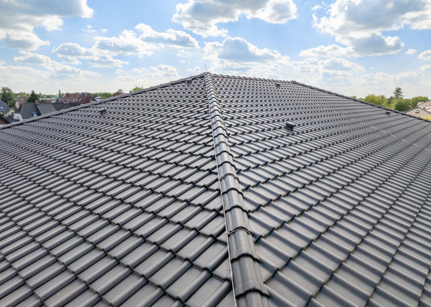 Dachziegel mit J11v in altschwarz auf Walmdach - Referenz von Jacobi - mit Details vom Grat