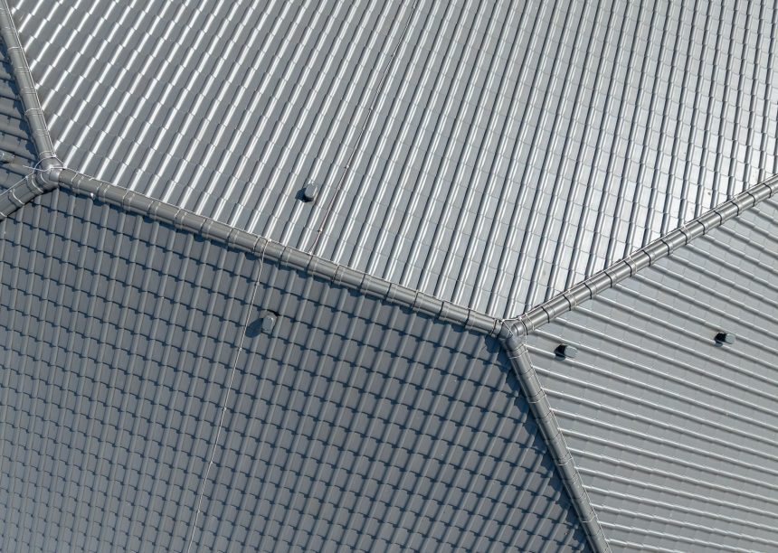 Dachziegel mit J11v in altschwarz auf Walmdach - Referenz von Jacobi