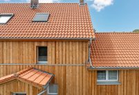 Dach und Giebel des Holzhauses mit naturrotem Z5 mit Vordach