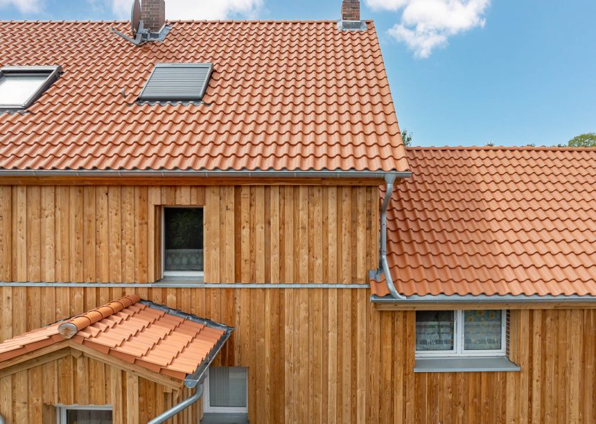 Dach und Giebel des Holzhauses mit naturrotem Z5 mit Vordach