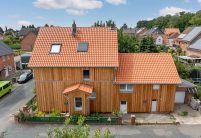 Dach und Giebel des Holzhauses mit naturrotem Z5 in der Gesamtanssicht