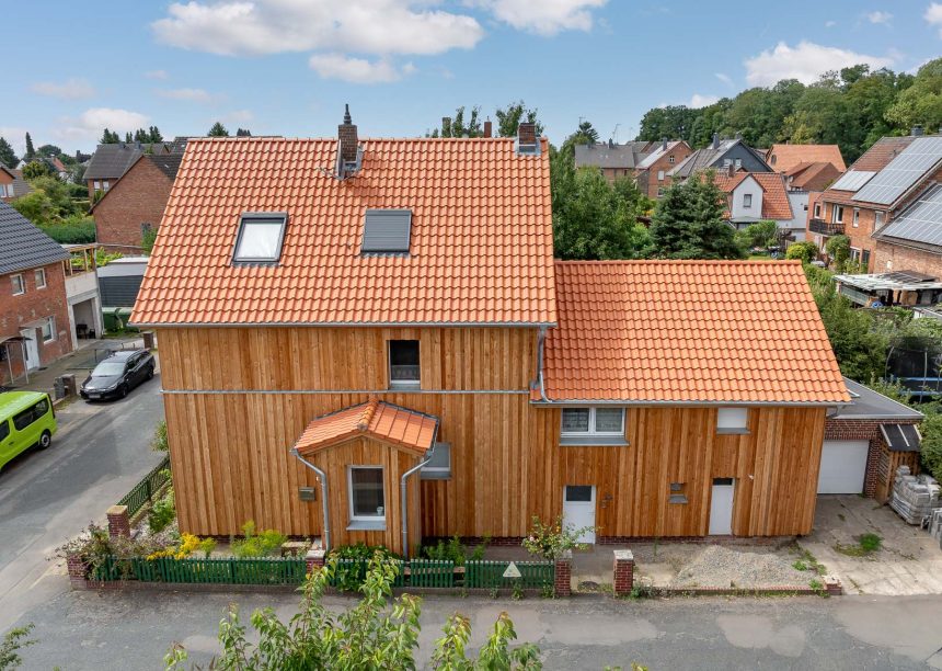 Dach und Giebel des Holzhauses mit naturrotem Z5 in der Gesamtanssicht