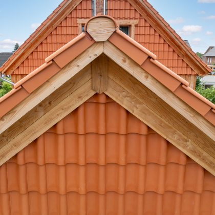Dach und Giebel des Holzhauses mit naturrotem Z5 mit Bildausschnitt vom Giebel und Ortgang re/li