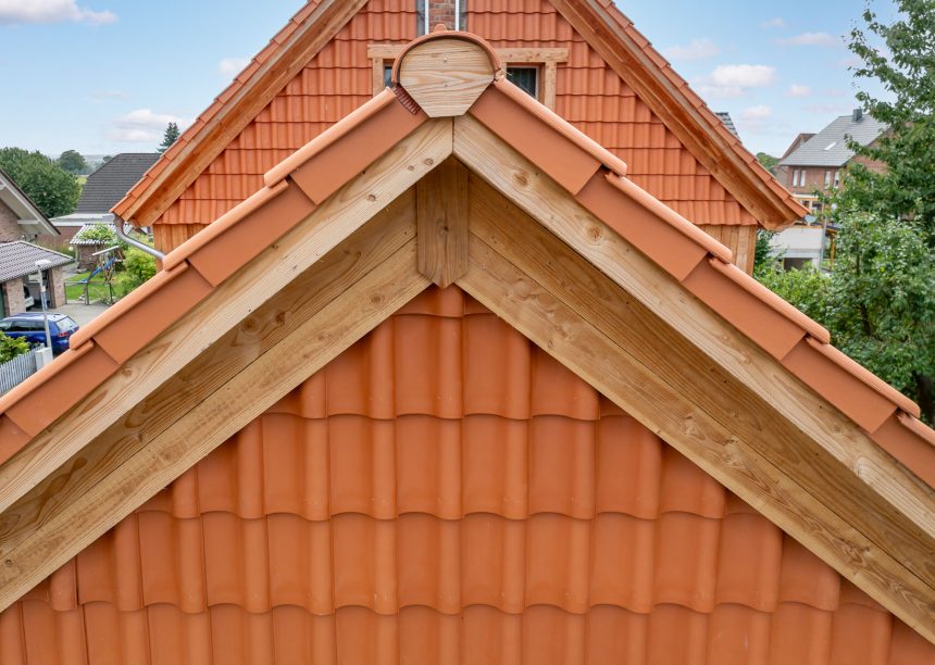 Dach und Giebel des Holzhauses mit naturrotem Z5 mit Bildausschnitt vom Giebel und Ortgang re/li