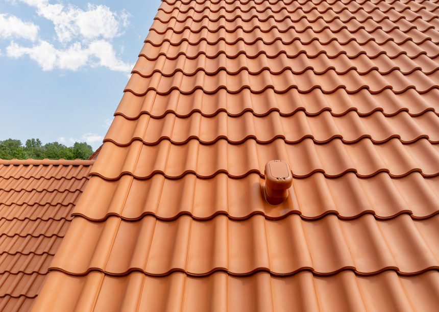 Dach und Giebel des Holzhauses mit naturrotem Z5 hier das Deckbild des Dachziegels im Fokus