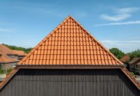 Historisches Haus mit Krüppelwalmdach und Fachwerk in der Gesamtansicht; mit Fokus auf das Dach