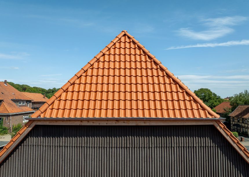 Historisches Haus mit Krüppelwalmdach und Fachwerk in der Gesamtansicht; mit Fokus auf das Dach