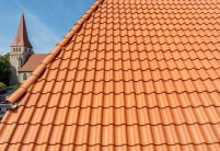 Historisches Haus mit Krüppelwalmdach und Fachwerk in der Gesamtansicht; mit Fokus auf den schönen Schwung des Z5 von Jacobi