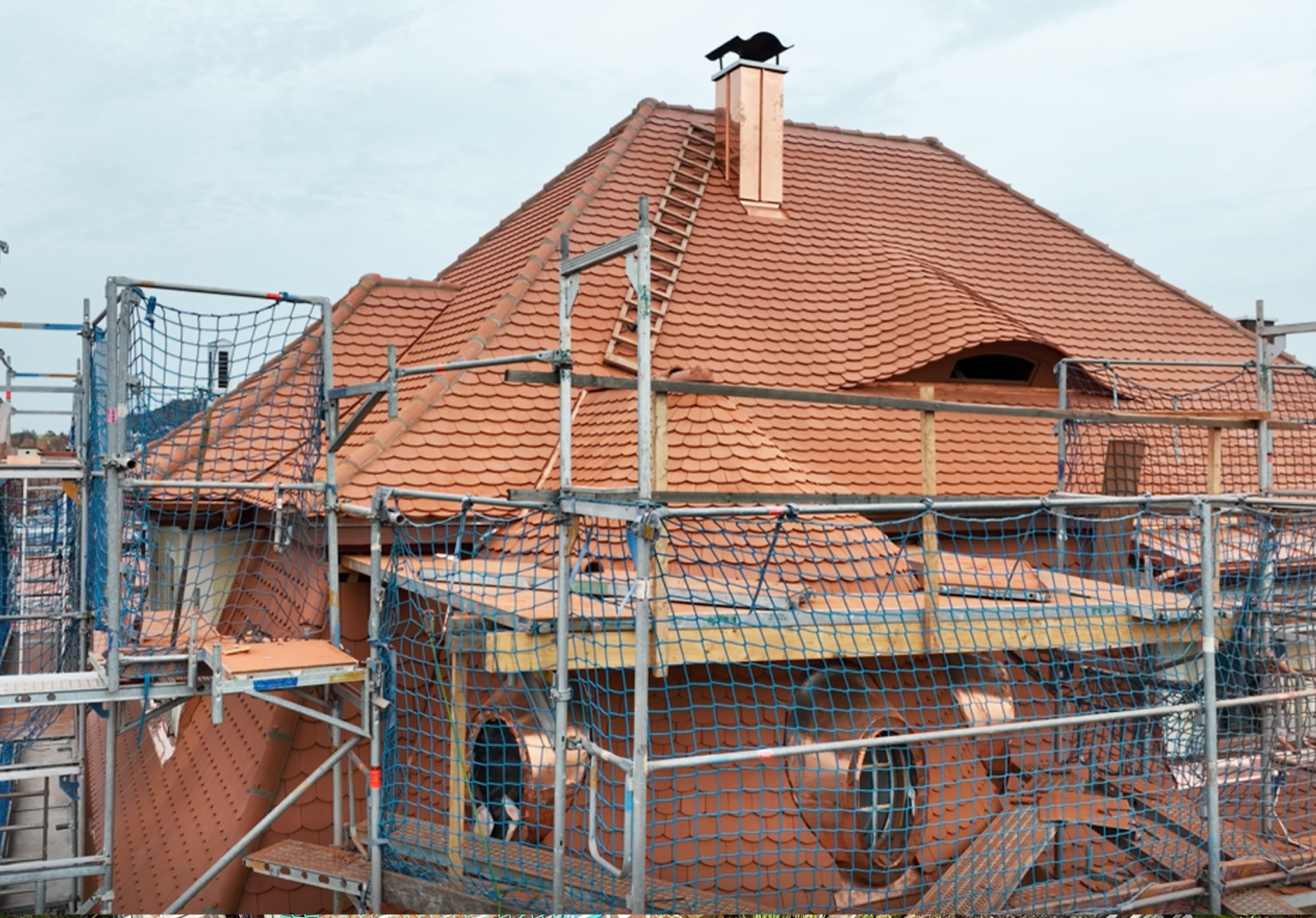 Top Job mit Jacobi Dachziegel, naturrote und konvexe Biber aus Langenzenn, von Zimmerei Karl