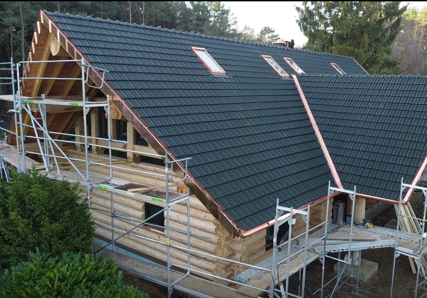 Top Job von Kröff GmbH mit Jacobi Dachziegel Tradition in der Farbe tannengrün