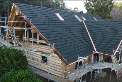 Top Job von Kröff GmbH mit Jacobi Dachziegel Tradition in der Farbe tannengrün