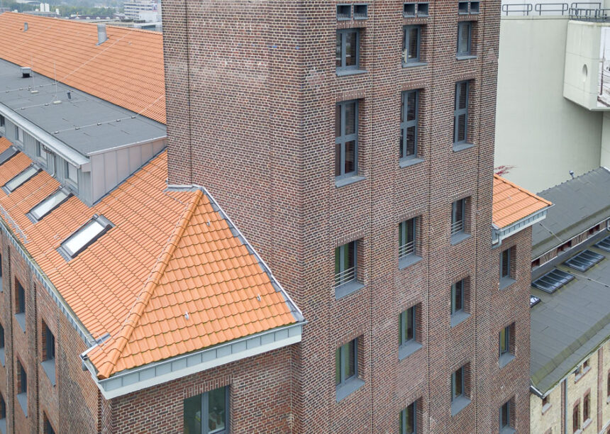 Flechtheimspeicher Münster mit Flachdachziegel J13v in naturrot