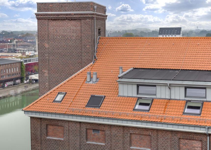 Flechtheimspeicher Münster mit Flachdachziegel J13v in naturrot