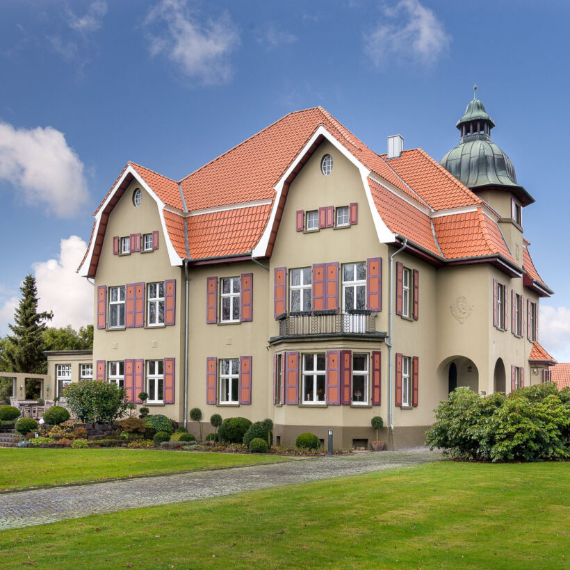 Historische Villa mit Flachdachziegel J13v naturrot