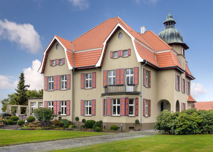 Historische Villa mit Flachdachziegel J13v naturrot