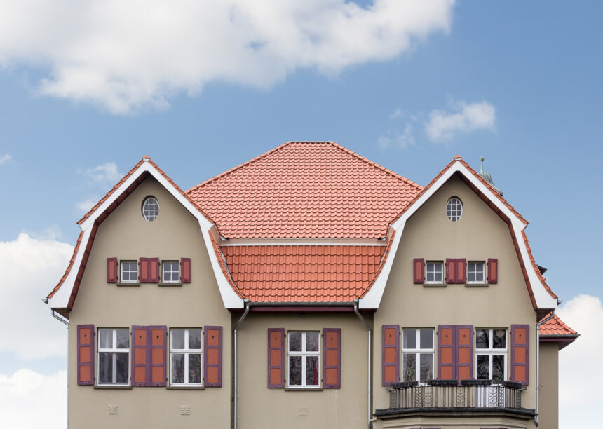 Historische Villa mit saniertem Dach: Flachdachziegel J13v in naturrot