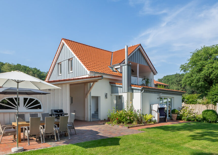Einfamilienhaus mit Holzelementen und Flachdachziegel J13v in altrot auf dem Dach