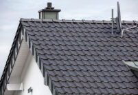 Detailansicht eines Daches mit Flachdachziegel J13v in altschwarz