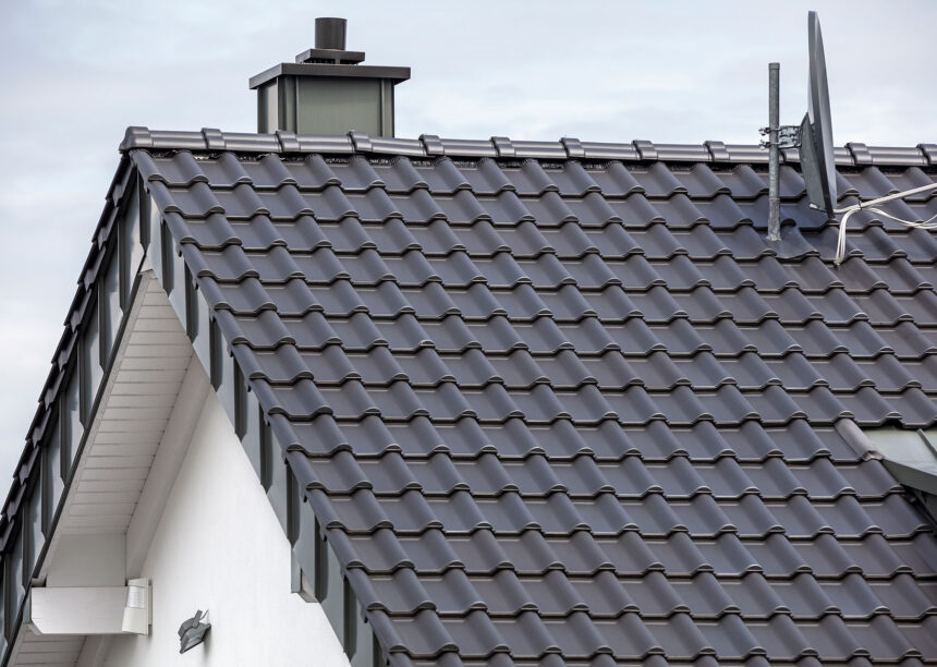 Detailansicht eines Daches mit Flachdachziegel J13v in altschwarz