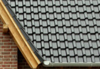 Detailansicht eines Daches gedeckt mit Flachdachziegel J13v in edelschwarz