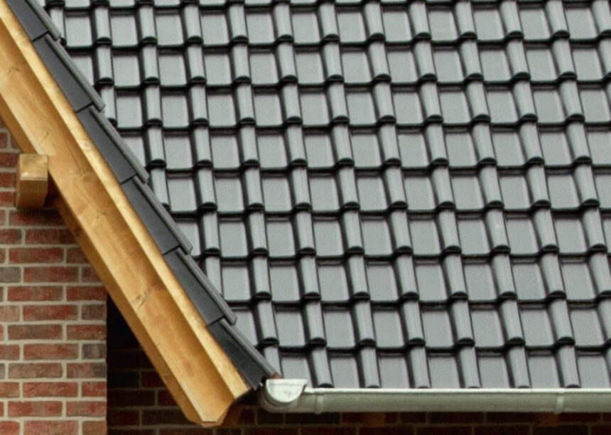 Detailansicht eines Daches gedeckt mit Flachdachziegel J13v in edelschwarz