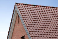 Nahaufnahme von Dach mit Flachdachziegel J13v in edelkupfer