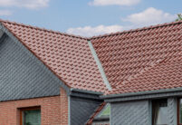 Detailaufnahme von Dach mit Flachdachziegel J13v in edelkupfer