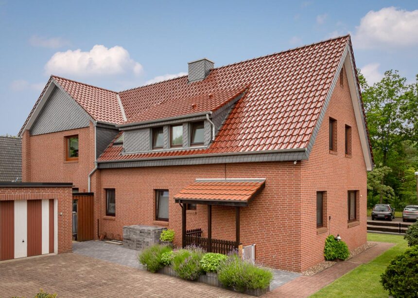 Ton in Ton: Klinkerhaus mit Flachdachziegel J13v in edelkupfer auf dem Dach