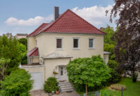 Saniertes Einfamilienhaus mit Walmdach, gedeckt Flachdachziegel J13v in edelkupfer