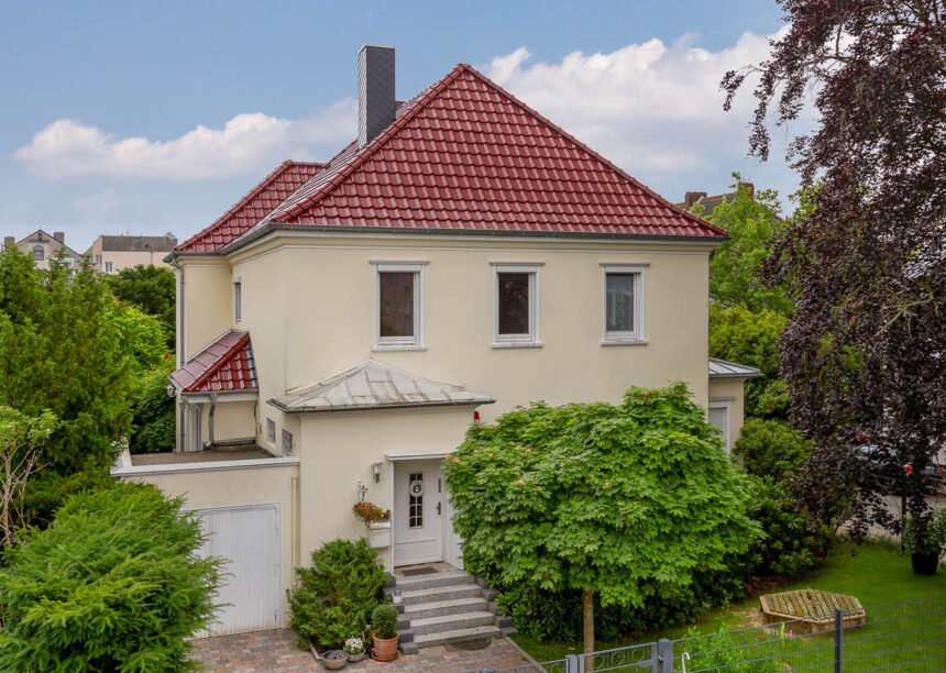 Saniertes Einfamilienhaus mit Walmdach, gedeckt Flachdachziegel J13v in edelkupfer