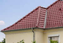 Nahaufnahme von saniertem Dach mit Flachdachziegel J13v in edelkupfer