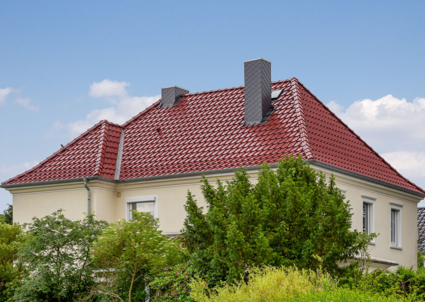 Nahaufnahme von saniertem Dach mit Flachdachziegel J13v in edelkupfer