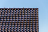 Detailansicht von Dach mit maronenbraunen Flachdachziegel J13v