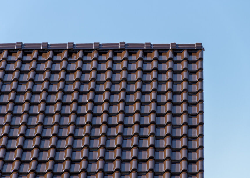 Detailansicht von Dach mit maronenbraunen Flachdachziegel J13v