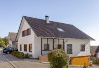 Einfamilienhaus mit Flachdachziegel J13v in maronenbraun