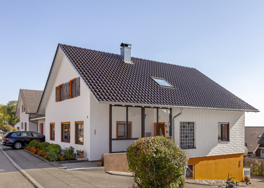 Einfamilienhaus mit Flachdachziegel J13v in maronenbraun