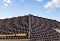 Dachansicht eines Daches mit Flachdachziegel J13v in vulkanschwarz gedeckt