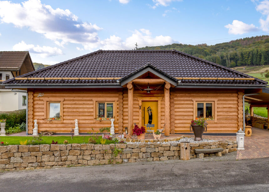 Rustikales Holzhaus mit Flachdachziegel J13v in vulkanschwarz