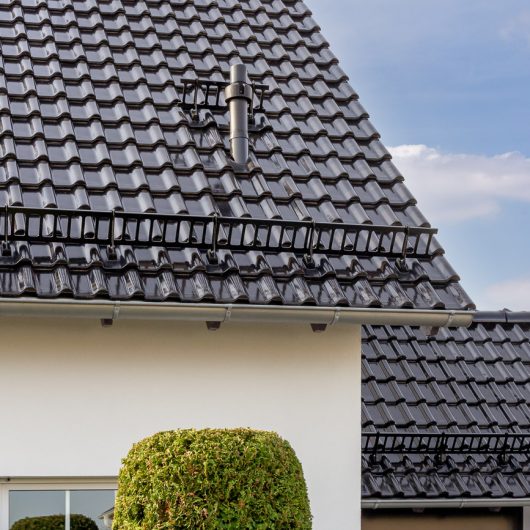 Detailaufnahme von Zubehör auf einem Dach mit Flachdachziegel J13v in vulkanschwarz gedeckt