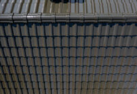 Detailaufnahme von Dach mit Flachdachziegel 13v in tannengrün gedeckt