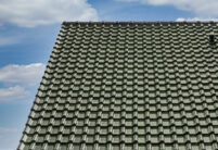 Detailansicht eines Daches mit Flachdachziegel J13v in tannengrün