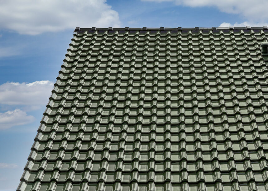 Detailansicht eines Daches mit Flachdachziegel J13v in tannengrün