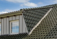 Detailansicht einer Dachgaube mit Flachdachziegel J13v in tannengrün auf dem Dach