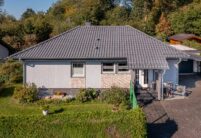 Eingangsbereich von saniertem Bungalow mit J13v Dach in silbergrau.