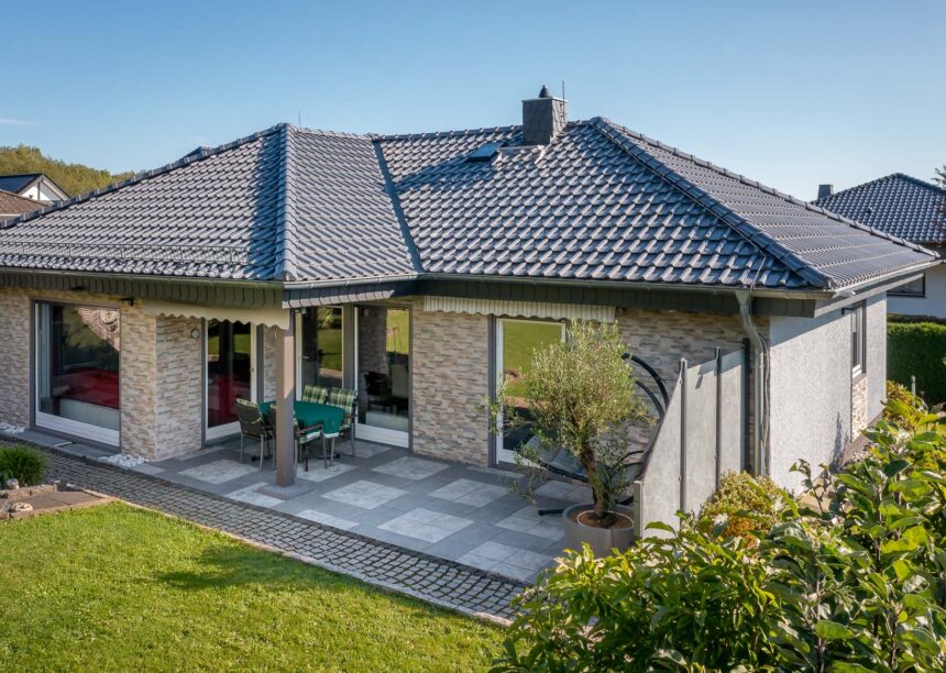 Terrasse von saniertem Bungalow mit J13v Dach in silbergrau.