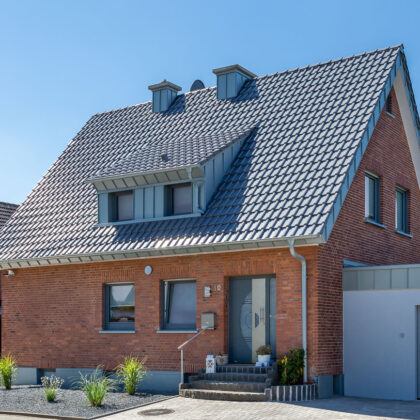 Klinkerhaus mit silbergrauem Flachdachziegel